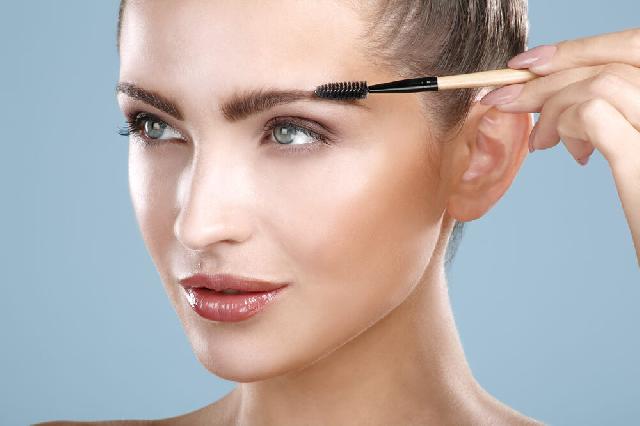 Tips Sederhana Bikin Alis Tampak Rapi Dengan Hair Spray