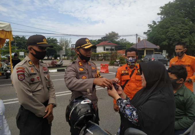 Kapolres Bengkalis Cegat Pengendara Tak Pakai Masker