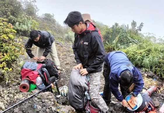 Erupsi Sejak Sabtu, Pendaki Gunung Marapi Dipaksa Turun