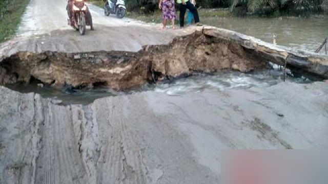 Jalan Poros Penghubung Dua Desa di Pelalawan Putus Total