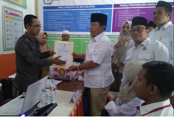 Ketua DPC Partai Gerindra Rohul Daftarkan Bacaleg ke KPU