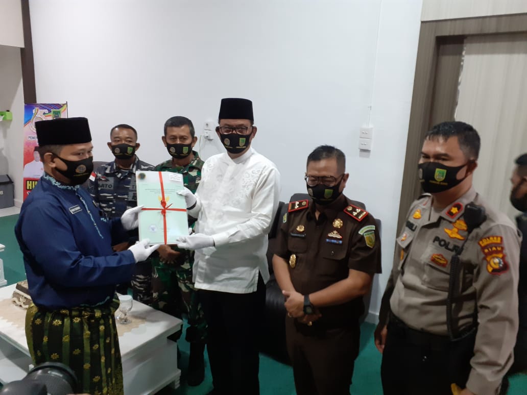 BPN Rohil Serahkan Sertifikat Redistribusi Tanah dan Tanah Wakaf ke Masyarakat