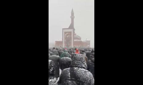 Ratusan Pria di Moscow Bertahan Ditengah Badai Salju untuk Solat Jum'at
