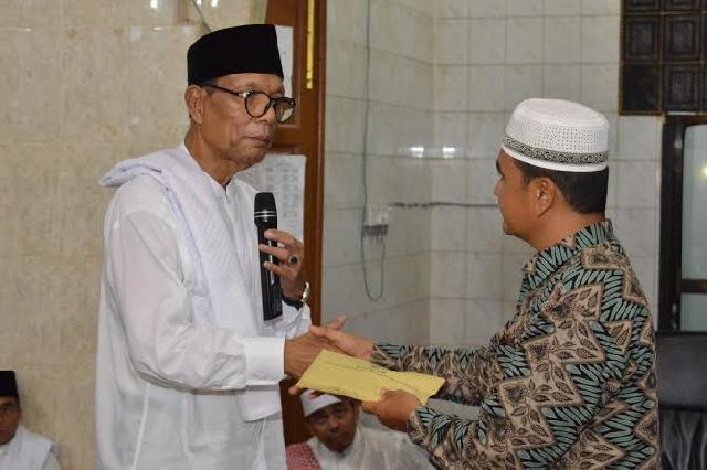 Safari Ramadan di Masjid Jami Muara Uwai, Bupati Kampar Peringatkan Kades Terkait Dana Desa