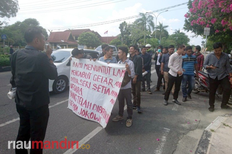 GEMMA Tuntut LAM Cabut Gelar Adat Jokowi