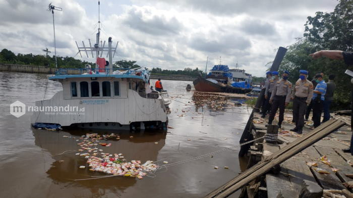 Dihantam Arus Deras saat Putar Haluan, Kapal Logistik Karam di Sungai Siak