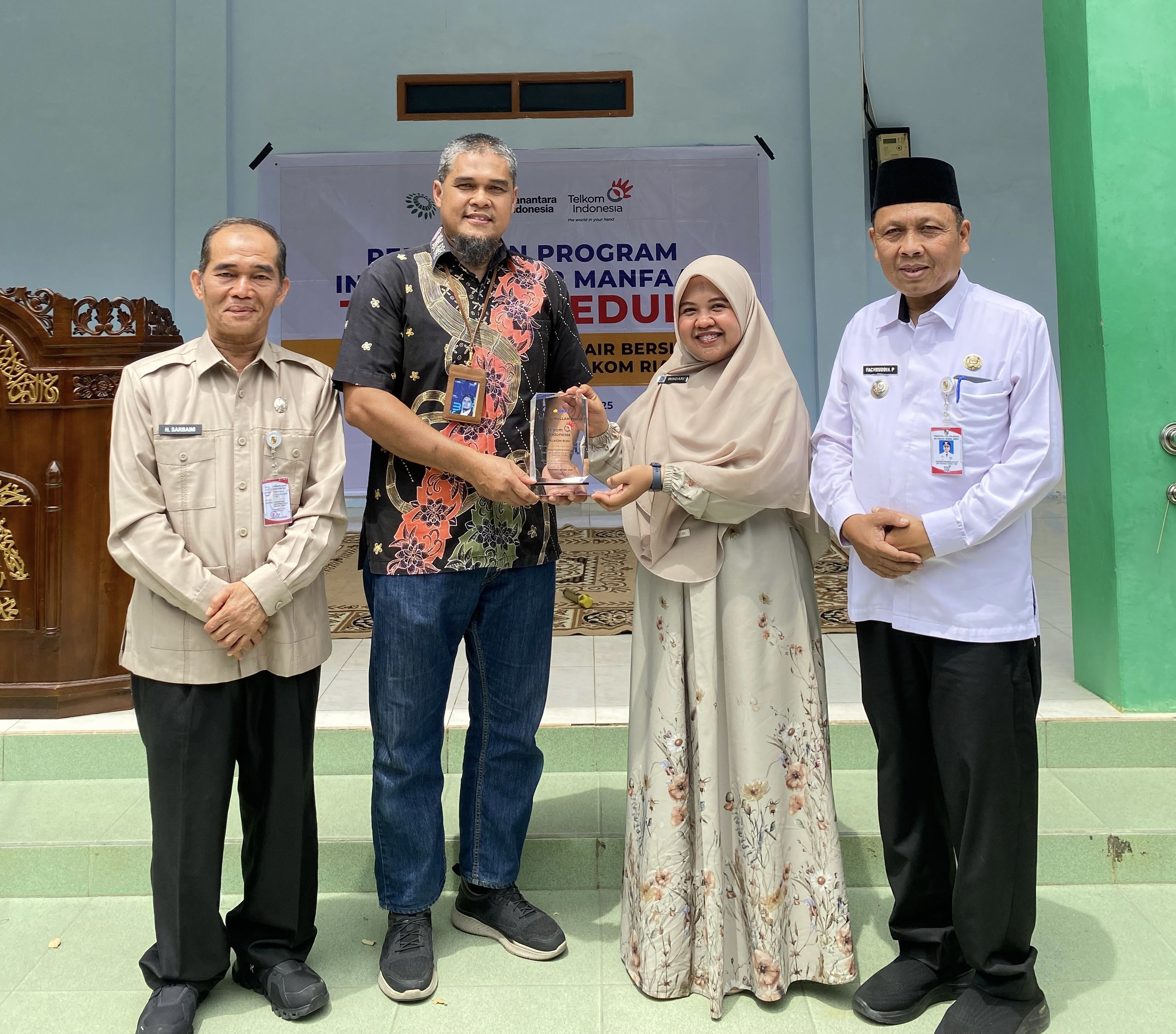 PT Telkom Riau Dirikan Infrastruktur Sarana Air di Ponpes Badrul Islam