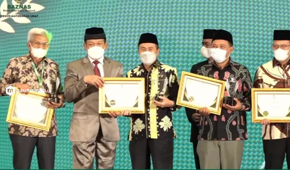 Konsisten Dukung Gerakan Zakat, Gubri Syamsuar Terima BAZNAS Award