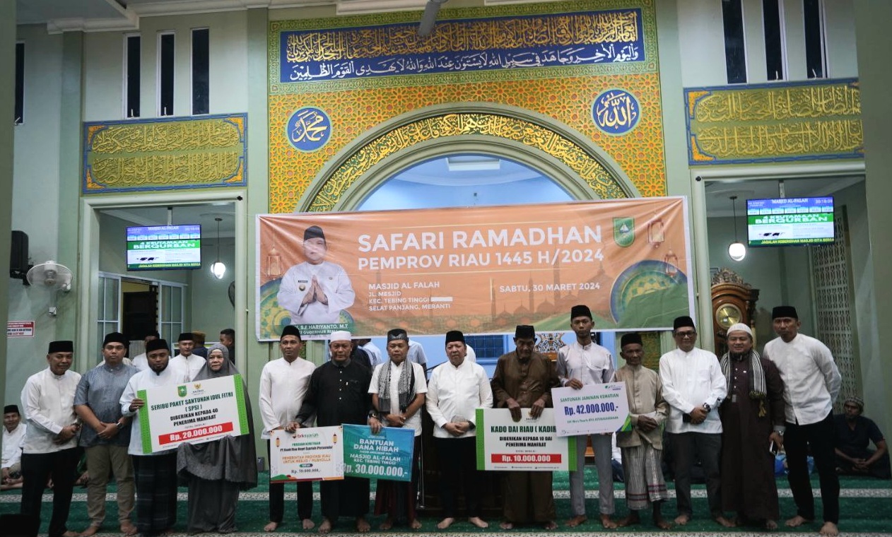 Pemprov Serahkan Bantuan Saat Safari Ramadan di Meranti