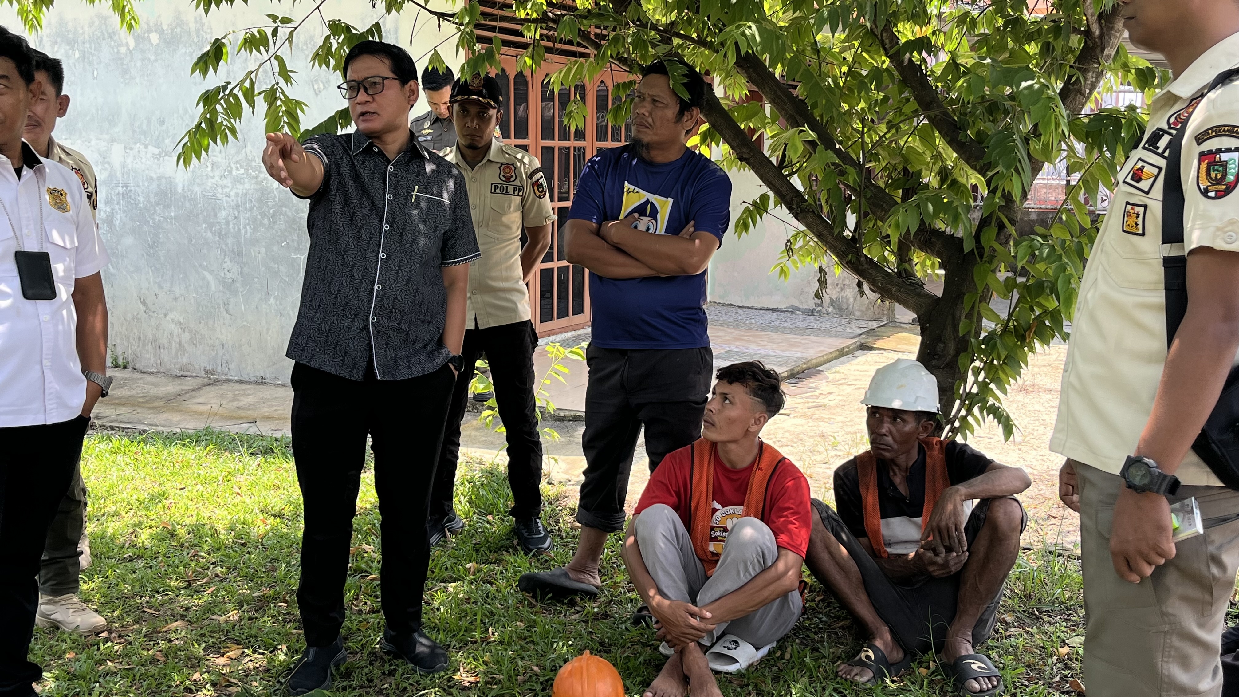 Turun Bersama Satpol PP Pekanbaru, Aidil Nur Putra Hentikan Pemasangan Tiang Internet