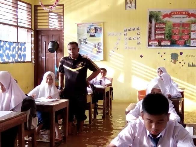 Akibat Banjir, Siswa di Inhu Ujian di Atas Air