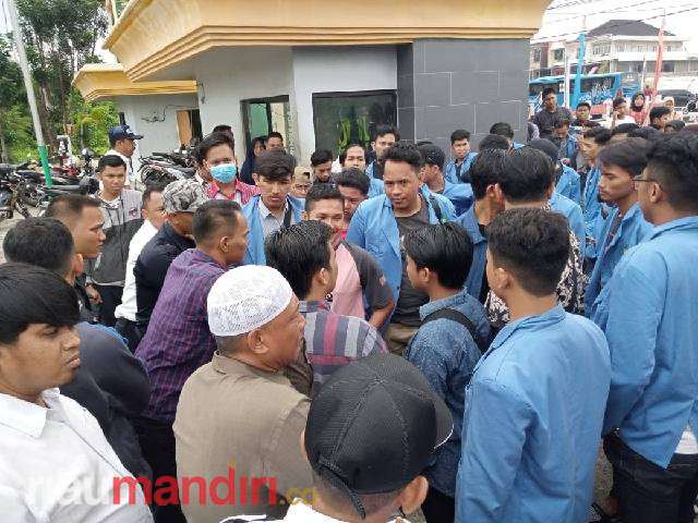 Demo Tuntut Rektor Turun, Mahasiswa UIN Suska Riau Tak Dibolehkan Masuk