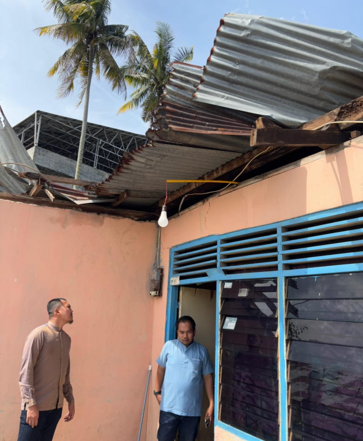 Angin Puting Beliung Luluh Lantakkan Sejumlah Rumah di Tenayan Raya