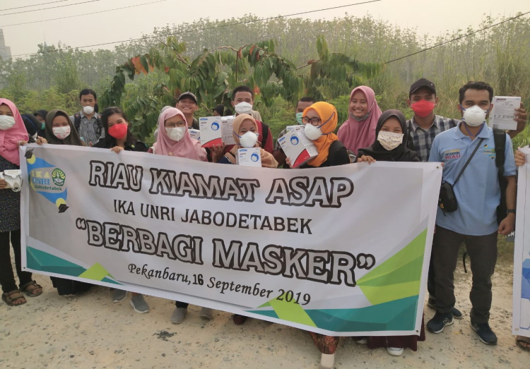 Ika Unri Jabodetabek Bagikan 7.000 Masker Berstandar SNI di Pekanbaru
