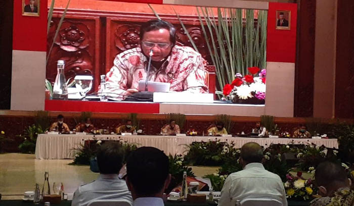 Dipimpin Menko Polhukam, Gubernur Riau Paparkan Soal Karhutla