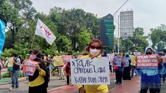 Ada Jokowi di MPR, Demo Buruh Dihadang Kawat Berduri