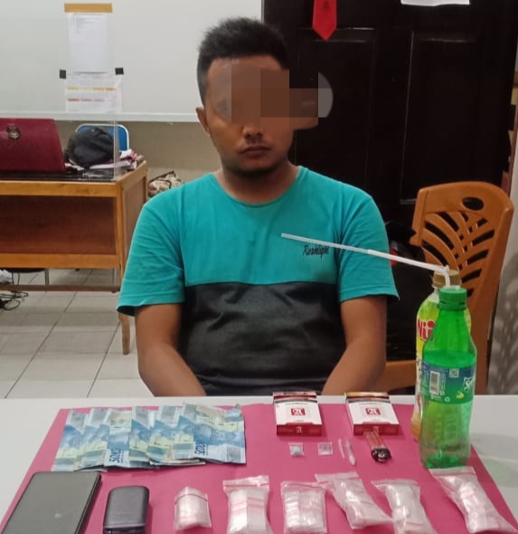 Didampingi Aparat Desa, Polisi Geledah Rumah Pengedar Narkoba di Kampar