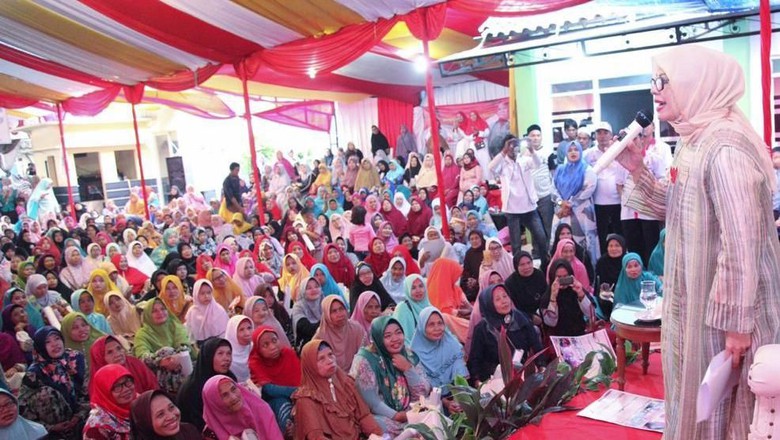 Istri Sandiaga Uno Bicara Harga Pasar ke Emak-emak di Tangerang