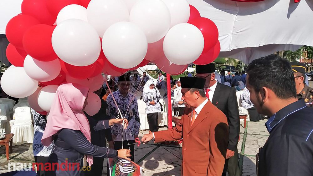 Hari Guru Nasional, Gubernur Riau Tunggu Terobosan Mendikbud