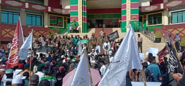 Tolak RUU HIP! Ratusan Massa Aliansi Perjuangan Rakyat Riau Datangi DPRD