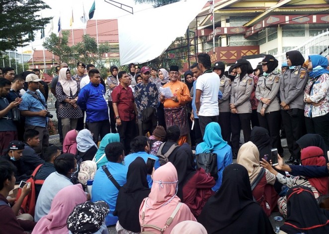Tak Ditemui Dewan, Mahasiswa Sempat Blokir Jalan Jenderal Sudirman Pekanbaru