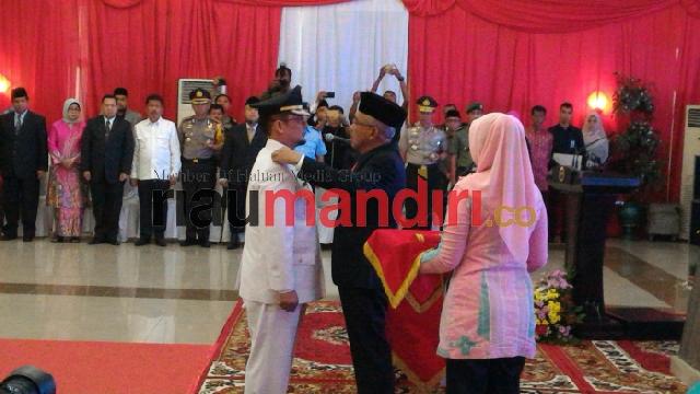 Pelantikan Pj Bupati Kampar Diwarnai Sorakan Kepada Jefry Noer