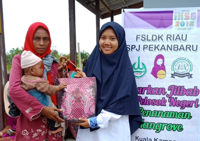FSLDK Riau dan SPJ Pekanbaru Bagi-bagi Jilbab Syar'i di Kampung Mualaf Suku Akit
