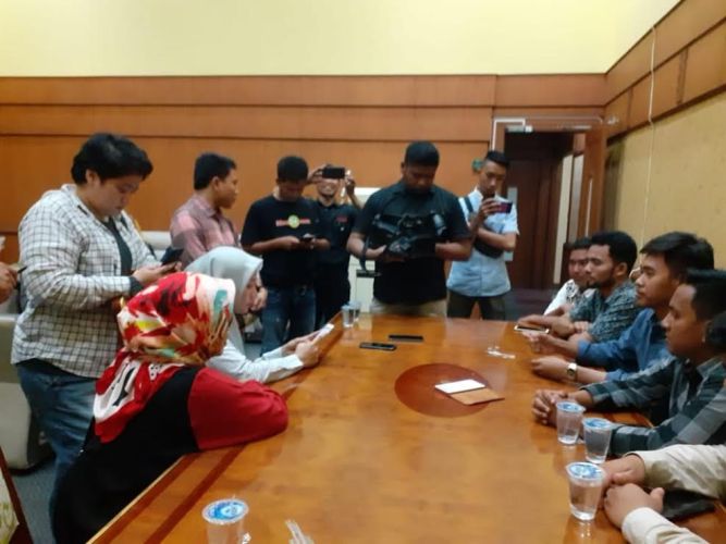 Mahasiswa UIN Suska Adukan Rektor ke DPRD Riau