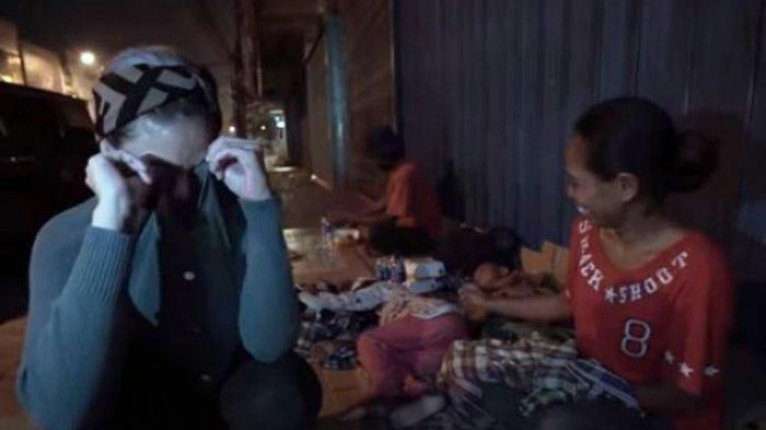 Tangis Nikita Mirzani Pecah Saat Lihat Satu Keluarga Gelandangan Tidur di Emperan Toko