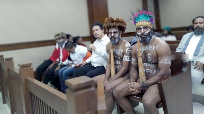 2 Terdakwa Pengibar Bintang Kejora di Istana Negara Pakai Koteka di Persidangan
