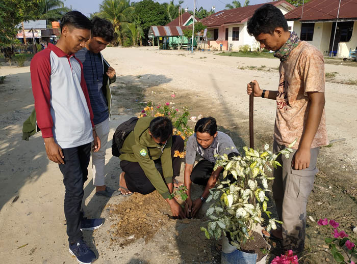 Mahasiswa Kukerta Unri Tanam 1.000 Bibit Pohon di Kampung Pangkalan Pisang Siak