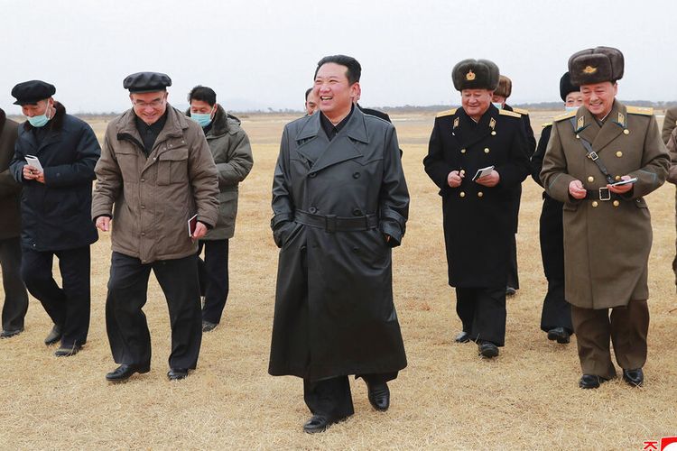 Bikin Film Propaganda soal Sukses Atasi Krisis, Kim Jong-un Jalan Tertatih