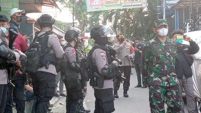 Munarman Ditangkap Densus 88, 60 Personel TNI-Polri Geledah Eks Kantor FPI