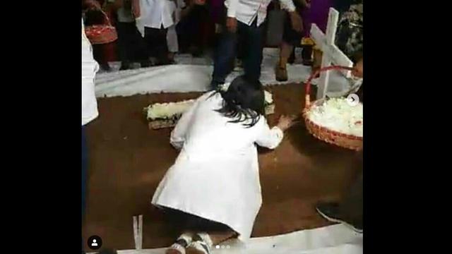 Mutia Ayu Menangis Memeluk Kuburan Glenn Fredly