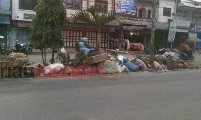 Tumpukan Sampah di Kota Bagan Batu Mulai Meresahkan
