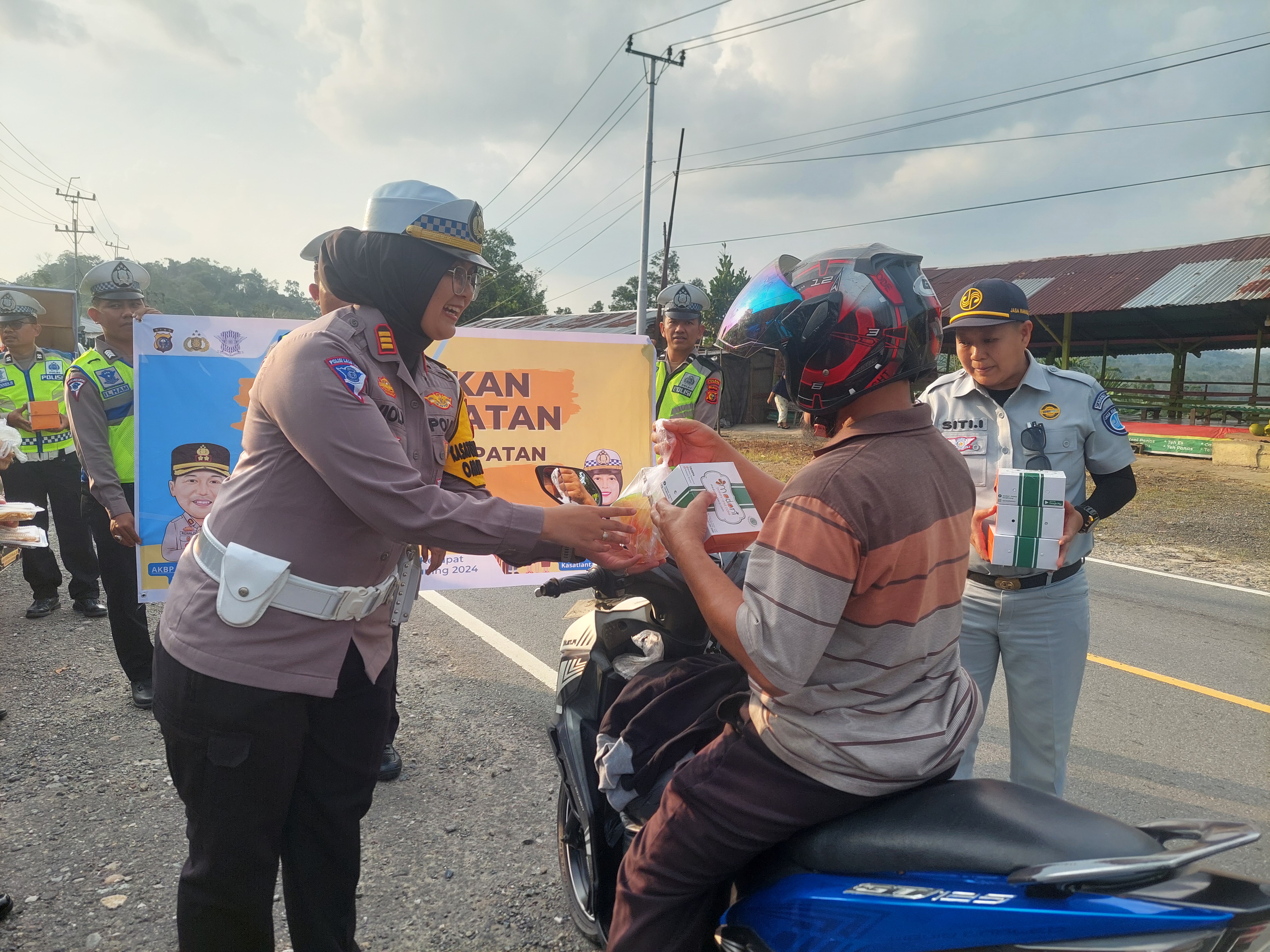 Polisi Berbagi Takjil ke Pemudik di Lintas Riau-Sumbar