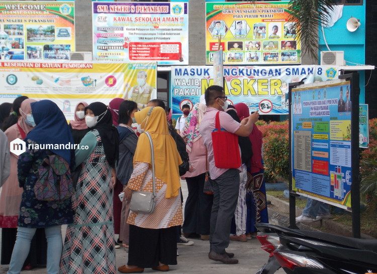 Hari Pertama PPDB Online di Riau, Wali Murid Mengaku Kesulitan