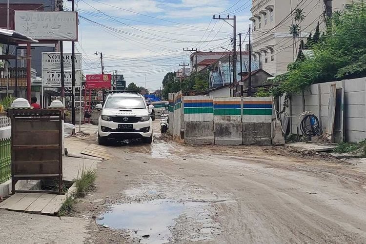 Prihatin Jalan Rusak, Gubri Perintah PUPR-PKPP Riau Koordinasi Pihak IPAL