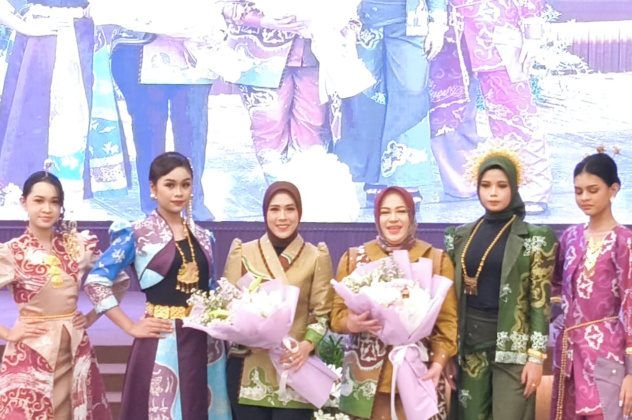 Yenni Dwi Putri Anton Pamerkan Batik Rohul di Ajang Internasional Riau Fashion Week Season 2