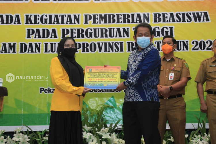 Pemprov Riau Serahkan 4.104 Beasiswa, Unilak Terbanyak