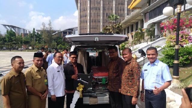 Pemprov Riau Serahkan Dua Unit Ambulans untuk Desa Kiyab Jaya dan Yayasan Al Hasanah