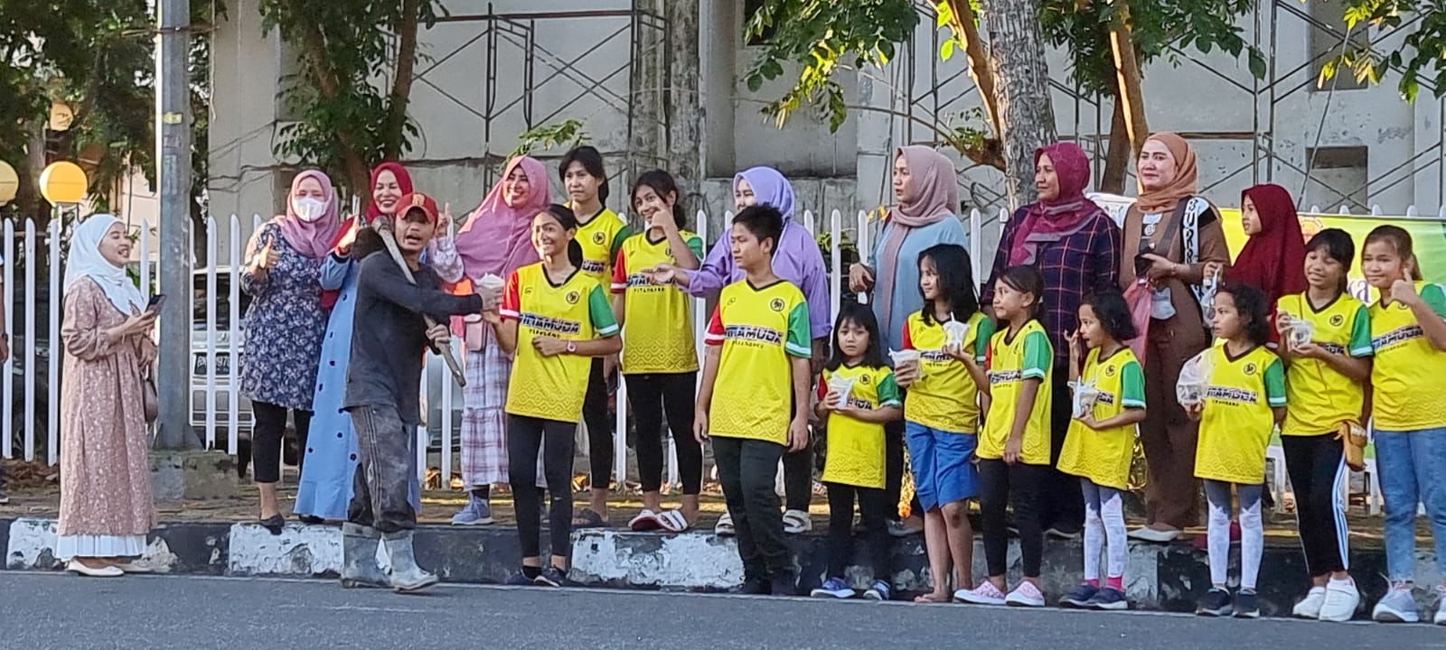 Klub Sepatu Roda Bina Muda Pekanbaru Meriahkan Ramadan dengan Berbagi Takjil