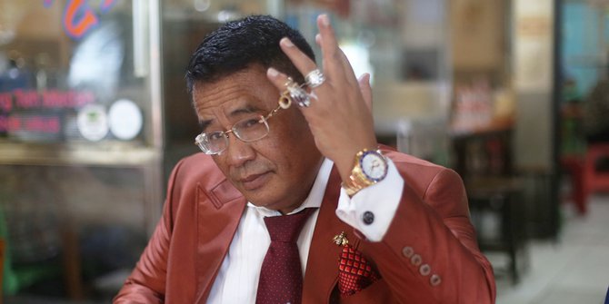 Pengunjung Lain Capek Berdiri, Hotman Paris Sewa Bed VVIP Rp 40 Juta untuk Istri