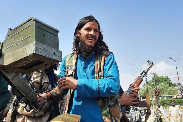 Taliban Bersenjata Ketuk Pintu, Minta Warga yang Takut Kembali Bekerja