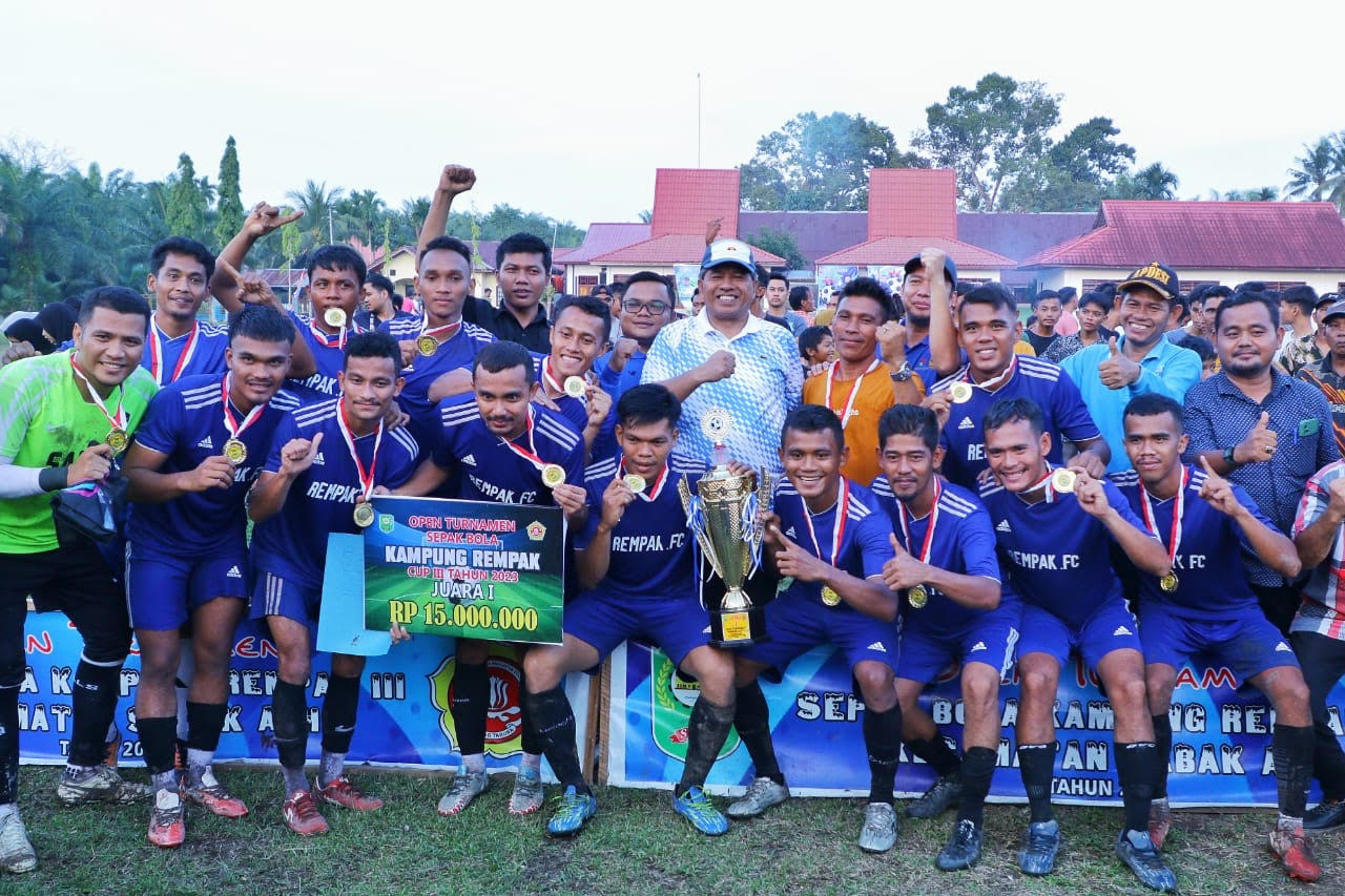 Bupati Alfedri Tutup Turnamen Sepakbola di Kampung Rempak
