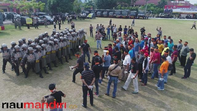 Ratusan Pendemo Anarkis dan Taruh Bom di Kantor KPU Riau