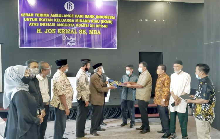 BI Perwakilan Riau Serahkan Mobil Ambulans ke IKMR
