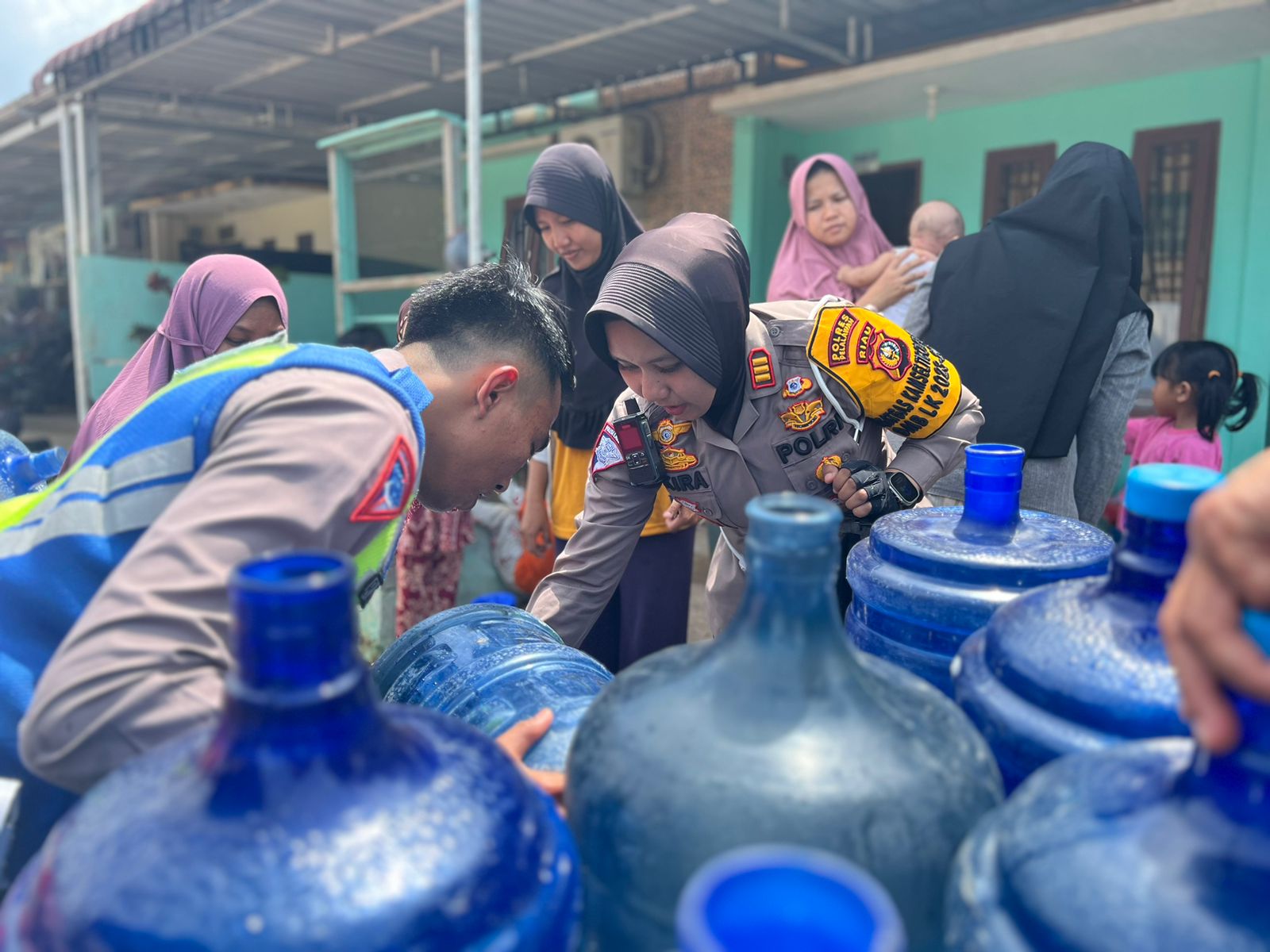 Satlantas Polres Pelalawan Berbagi Air Bersih