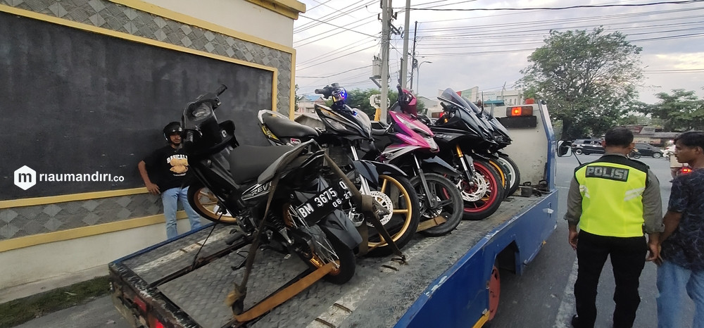 Polisi Kembali Angkut Puluhan Motor Balap Liar dari Stadion Utama Riau