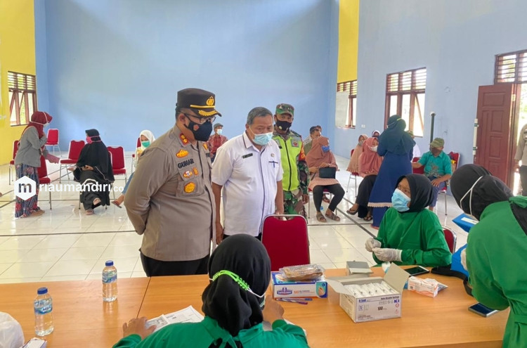 Kapolres Siak Pastikan Proses Vaksinasi di Sialang Sakti Berjalan Aman dan Lancar